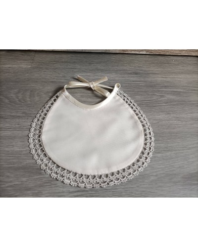 Babero con puntilla de bolillo